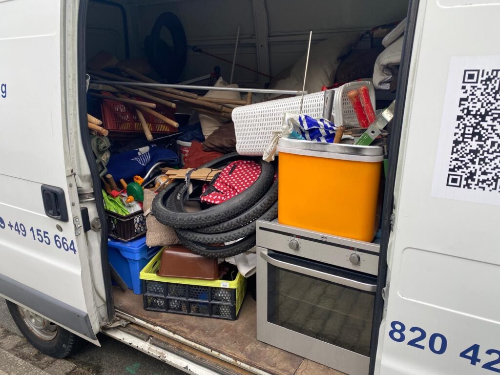 Transporter mit Haushaltsgegenständen bei Entrümpelung in Wolfsburg